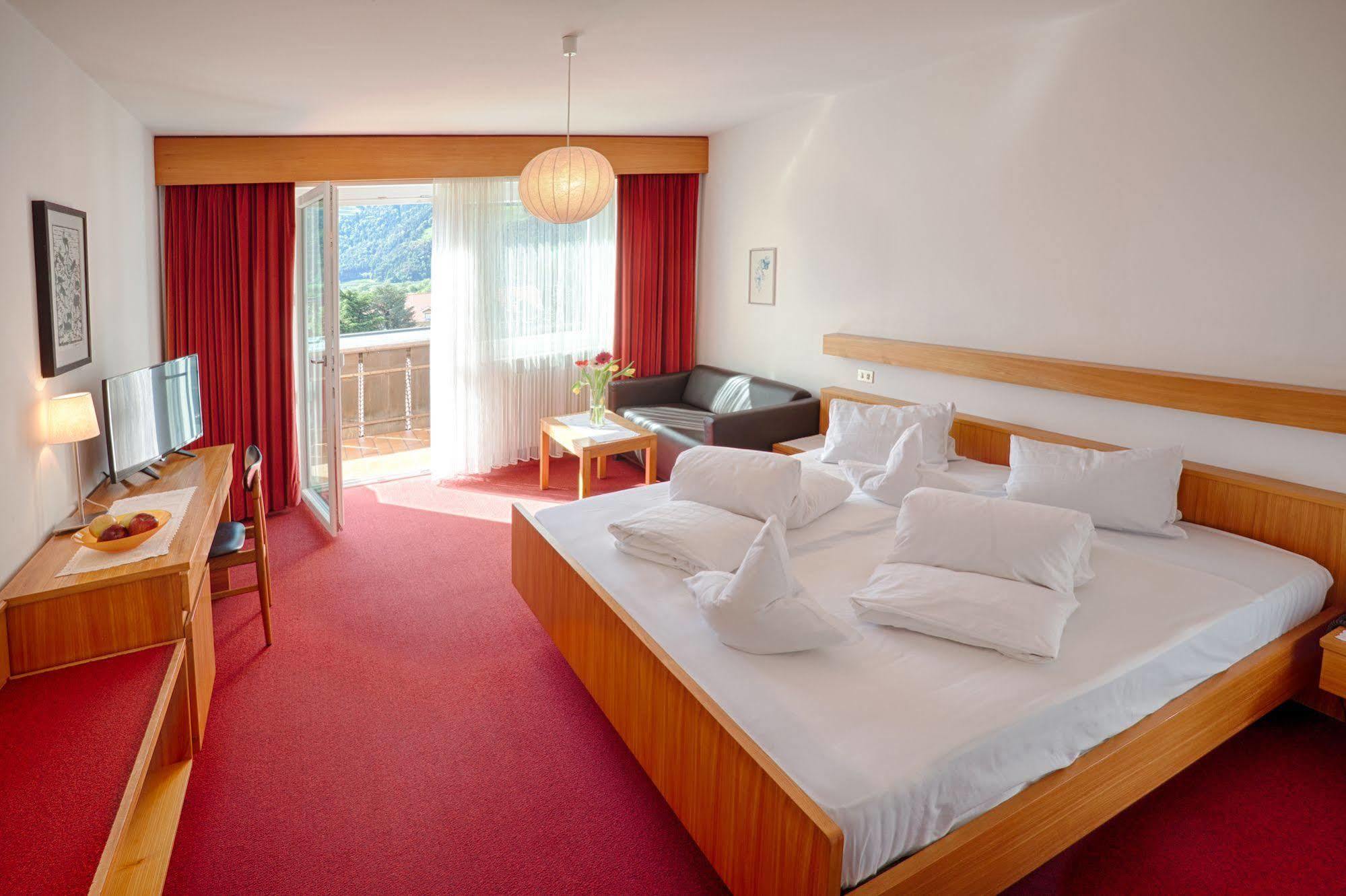 Hotel Weingarten 3*